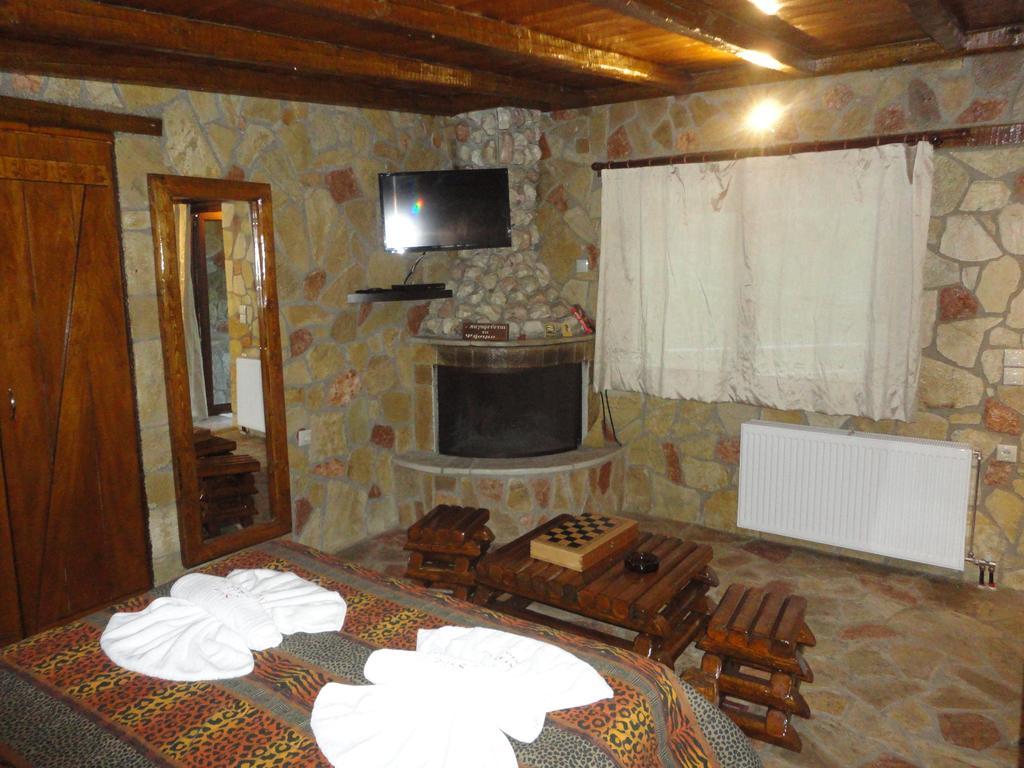 Faraggi Guesthouse Kalavryta Ruang foto