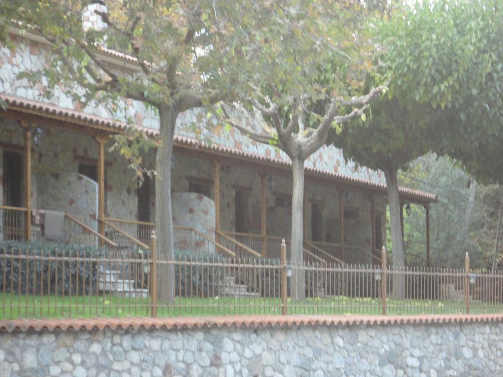 Faraggi Guesthouse Kalavryta Bagian luar foto
