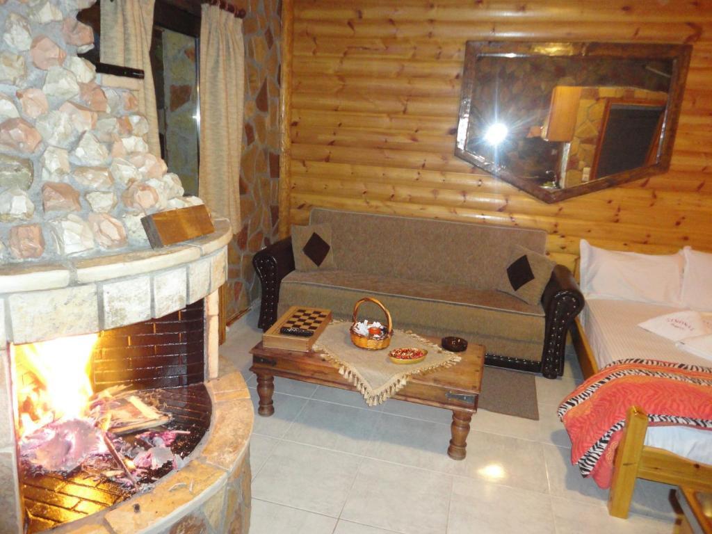 Faraggi Guesthouse Kalavryta Bagian luar foto