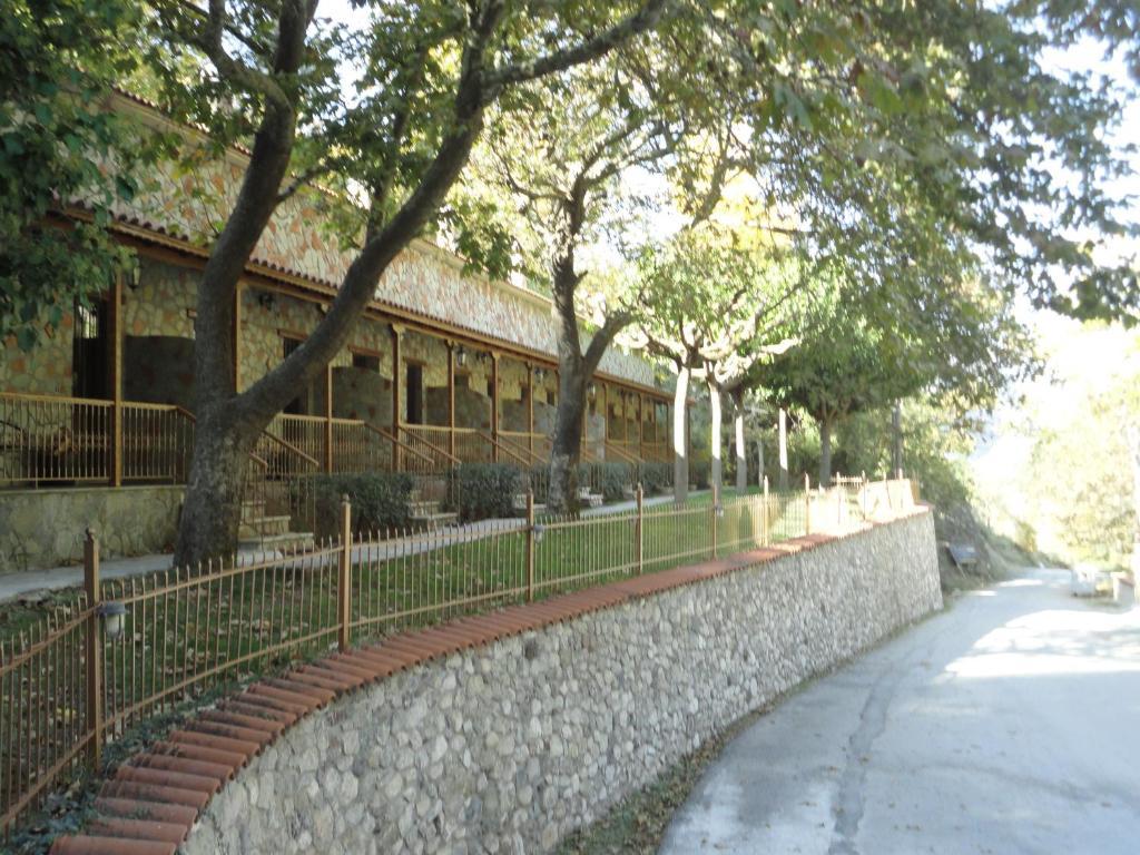 Faraggi Guesthouse Kalavryta Bagian luar foto
