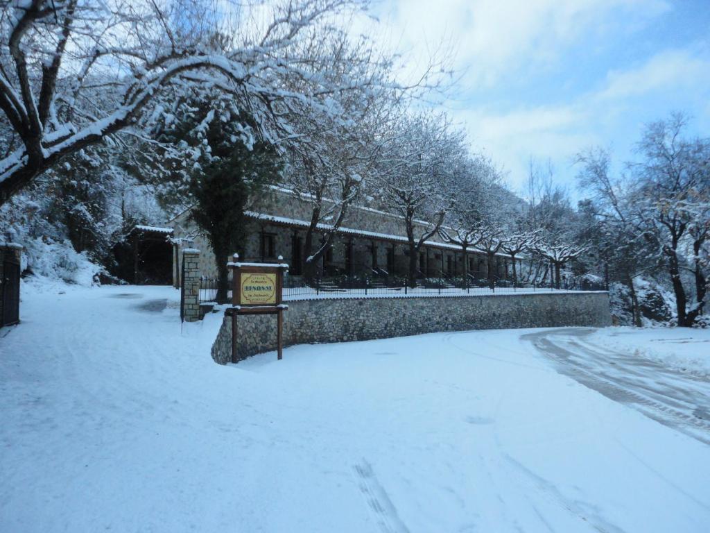 Faraggi Guesthouse Kalavryta Ruang foto