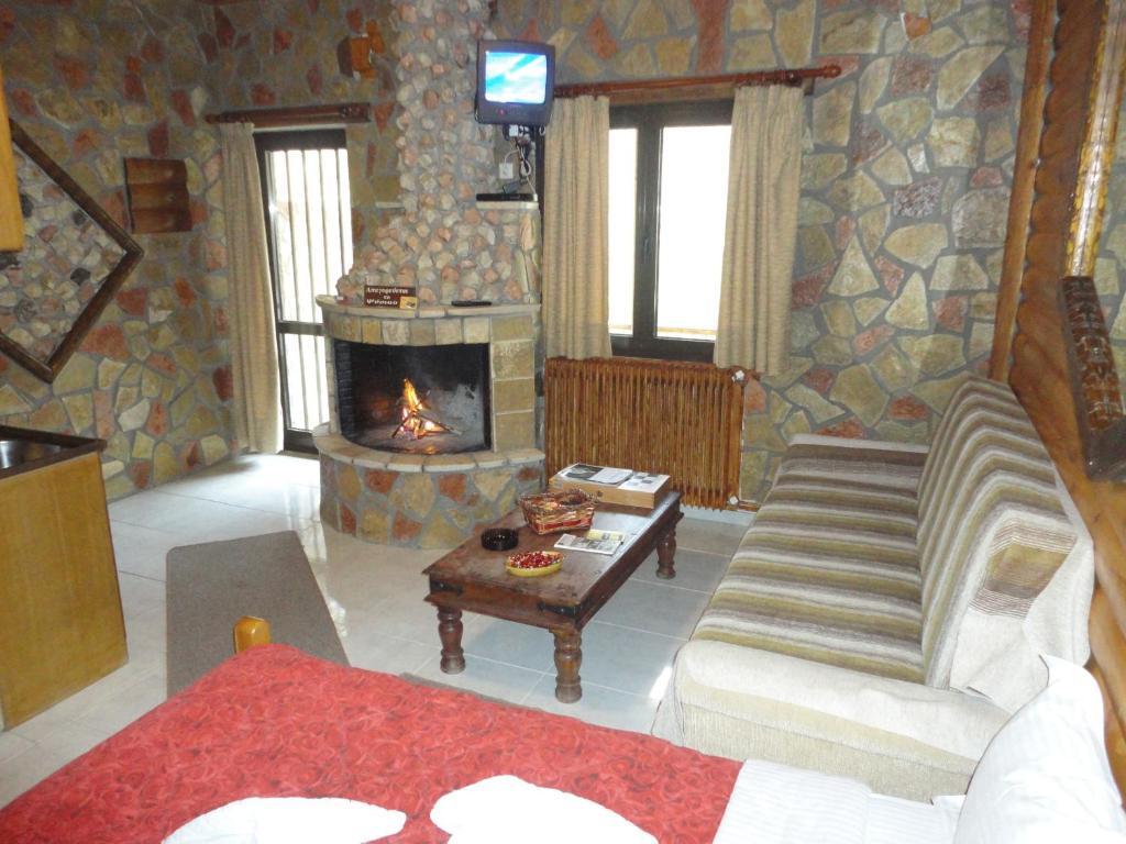 Faraggi Guesthouse Kalavryta Ruang foto