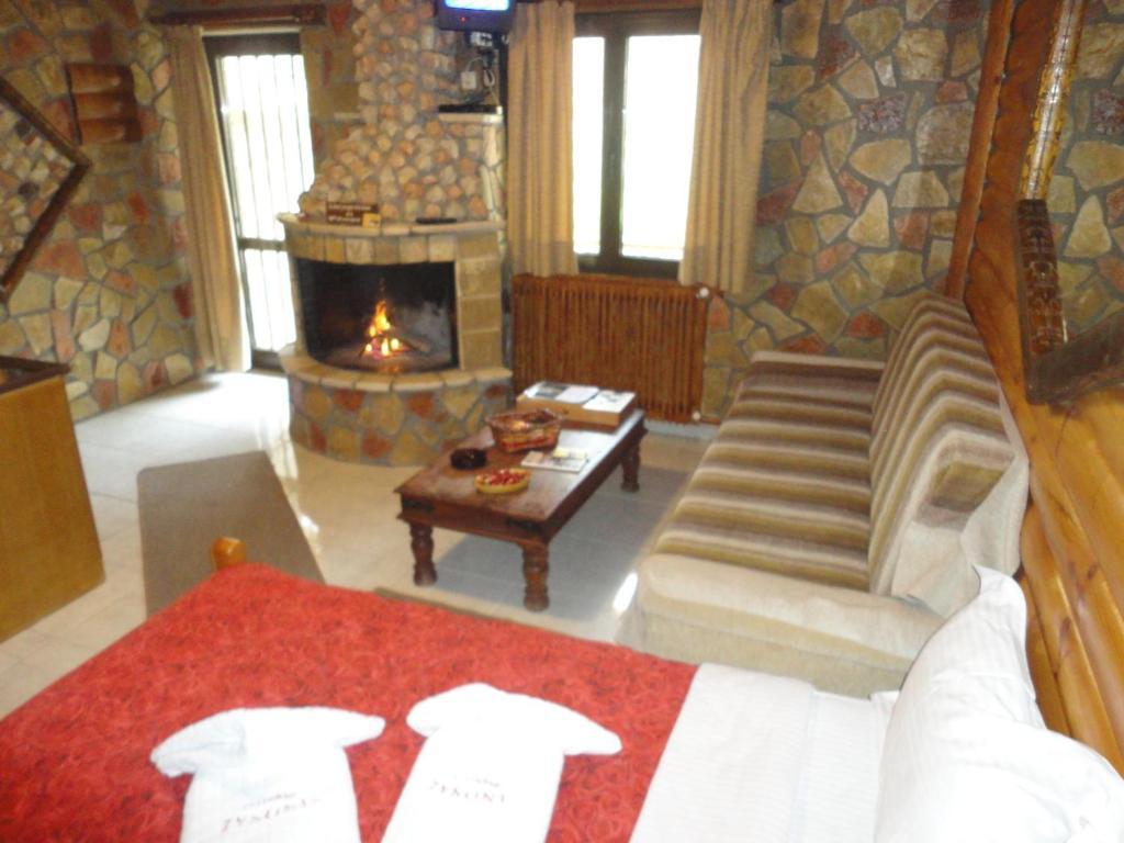 Faraggi Guesthouse Kalavryta Ruang foto